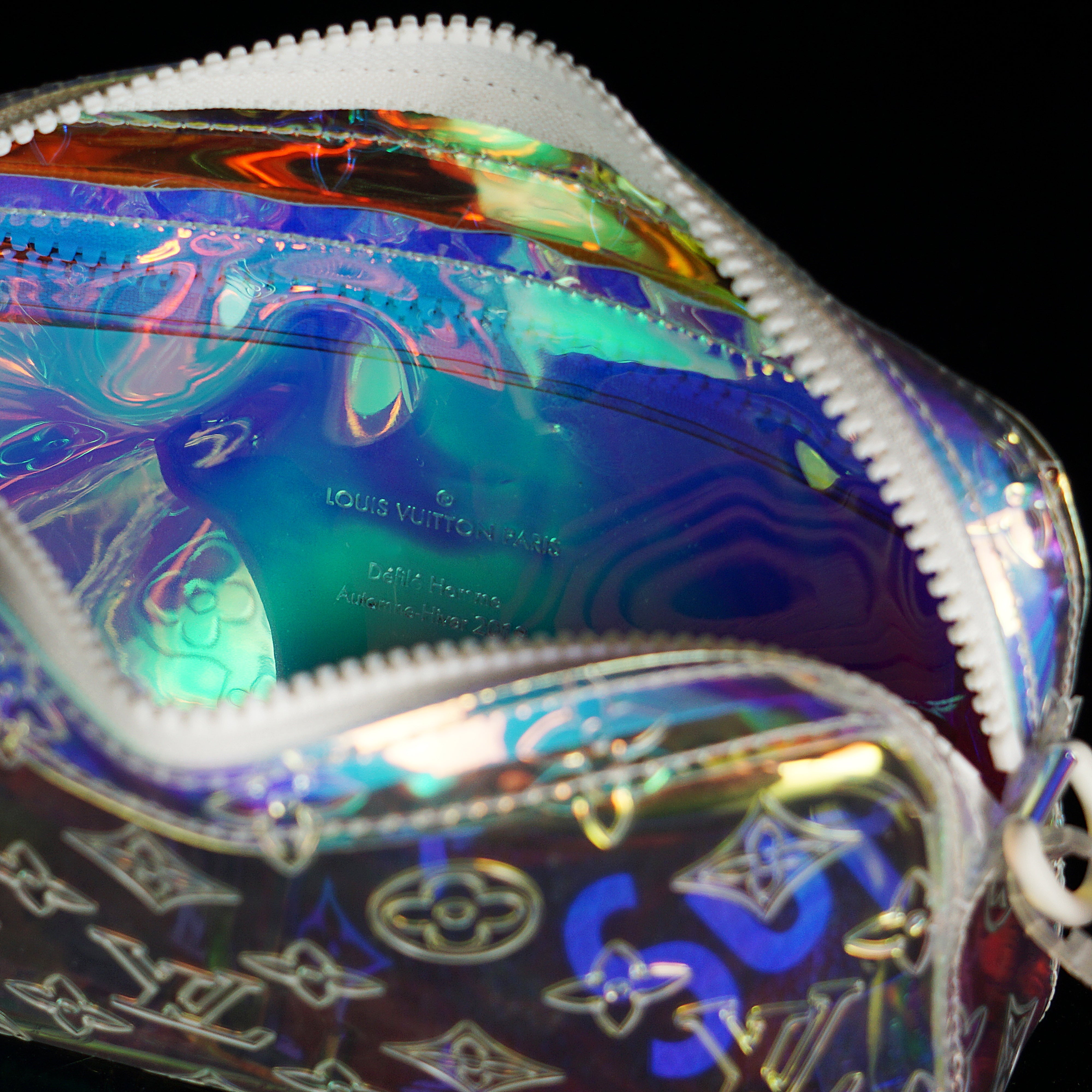 Louis Vuitton-Clutch-23.0 x 11.5 x 4.0 cm (Length x height x width ) L 8.4 x H 4.7 x W 1.9 inches Highly resistant PVC Highly resistant PVC and calf-leather trim Mat-white hardware Zipped compartment Zipped front pocket Removable strap-fabriqe.com