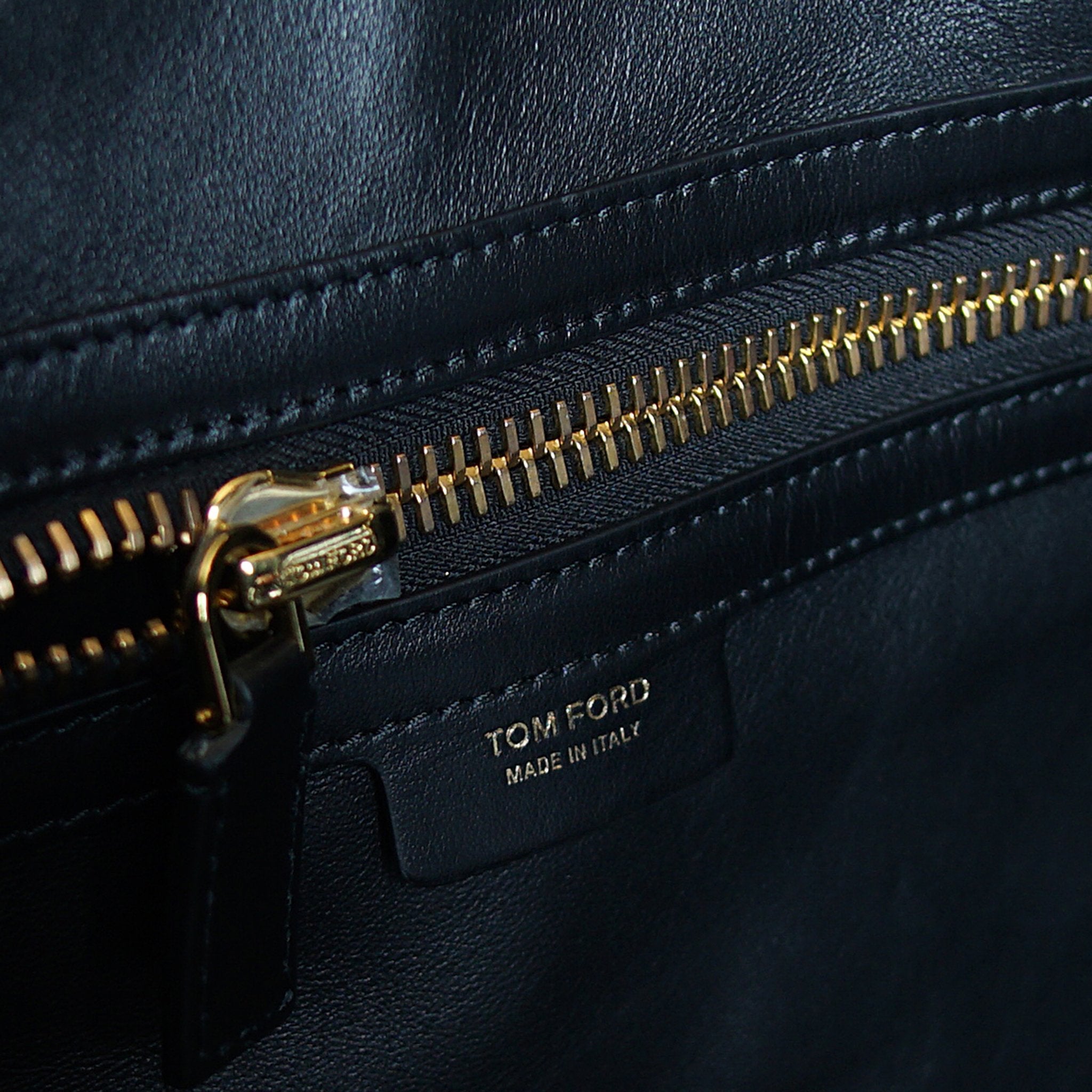 Tom Ford-Duffle-BK LARGE ALLIGATOR-Upper: Alligator Hardware: Brass Measures: 60 x 29 x 30 cm Lightweight Version of the Iconic Style New Detachable Shoulder Strap Buckles Inner Zip Pocket Made in Italy Crafted of Luxurious Alligator Tom Ford brings you L