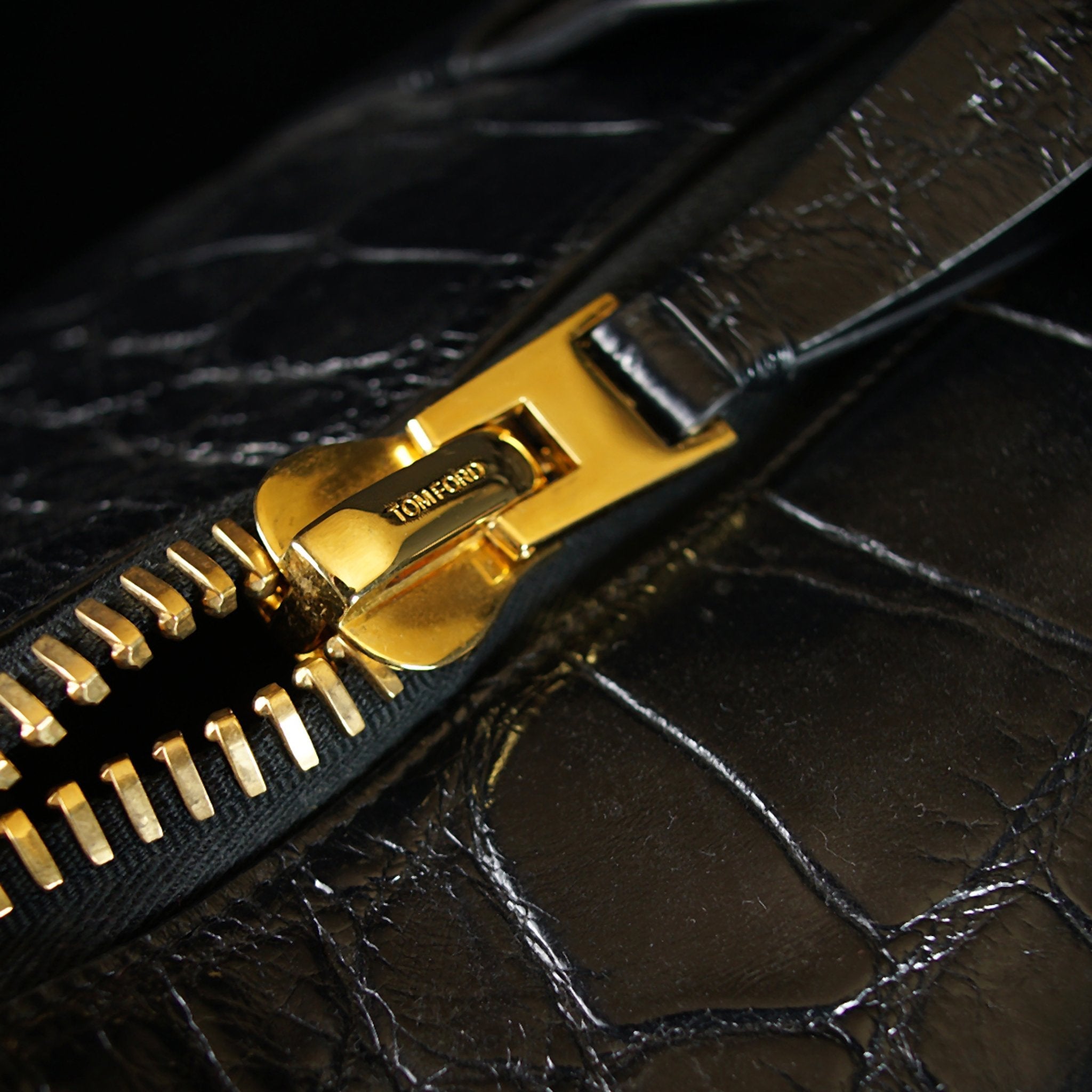 Tom Ford-Duffle-BK LARGE ALLIGATOR-Upper: Alligator Hardware: Brass Measures: 60 x 29 x 30 cm Lightweight Version of the Iconic Style New Detachable Shoulder Strap Buckles Inner Zip Pocket Made in Italy Crafted of Luxurious Alligator Tom Ford brings you L