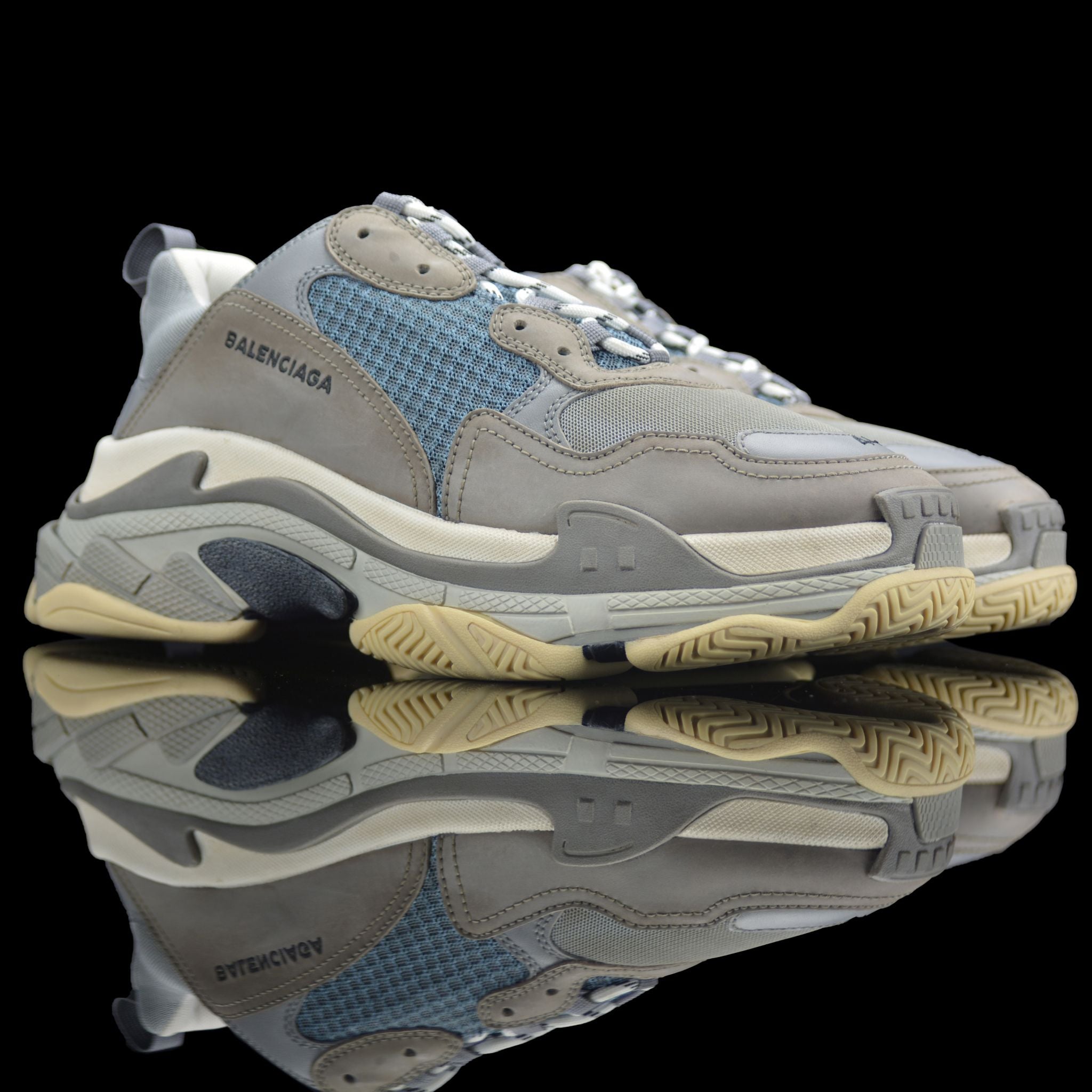 Balenciaga-Triple S-Product Code: 512175 w09o1 1259 Colour: Grey Limited Stock Material: Nubuck, Mesh American large sneakers inspiration Complex multicolor Rubber sole The Triple S Sneakers drop brings in the multicolor range of kicks in complex designs.