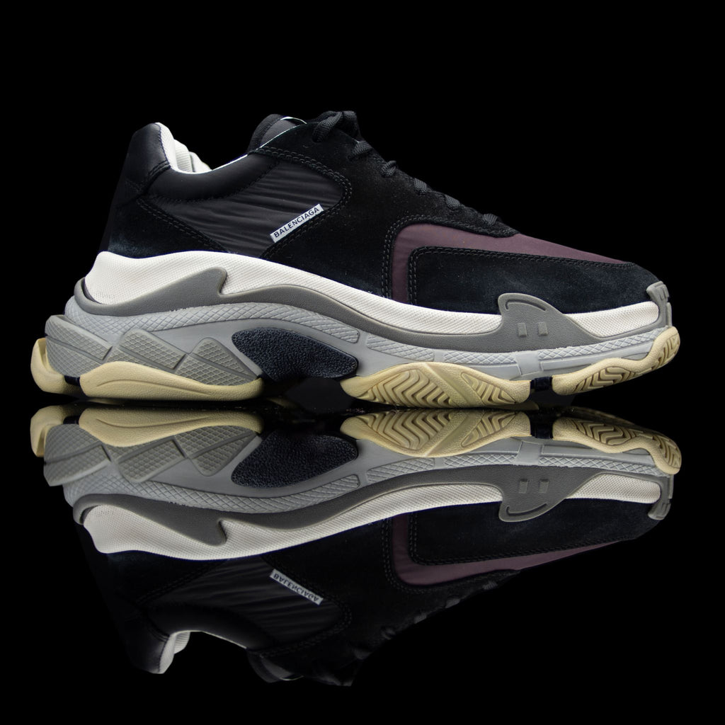 Balenciaga-Triple S-Pre Order Duration (3-5 Working Days) Black/Brown 2018 Release Material: Leather, Suede, Nylon Mens Balenciaga Triple S Panelled Sneakers Black and Brown is the new 2018 launch for the sneaker freaks. Crafted in leather, suede and nylo