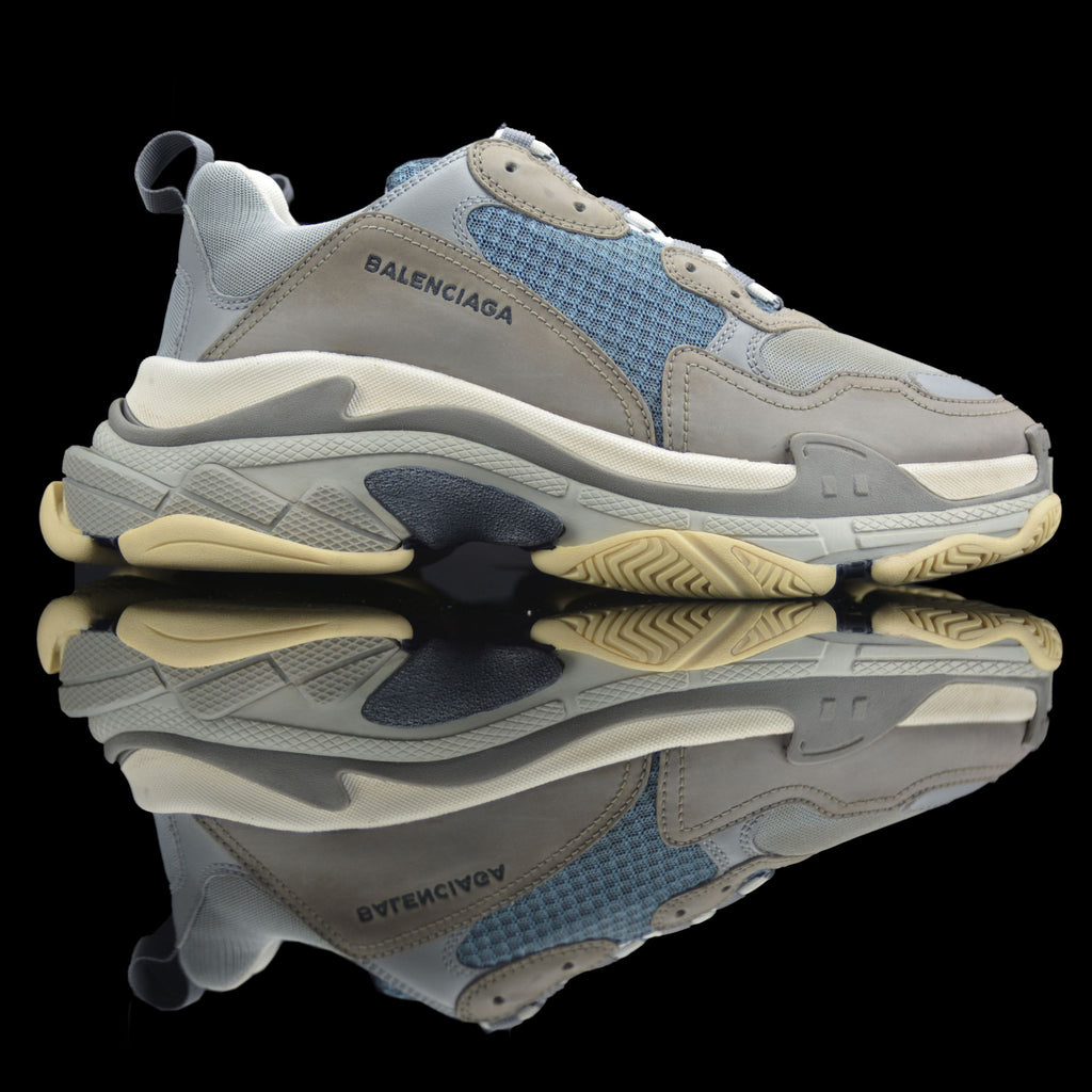 Balenciaga-Triple S-Product Code: 512175 w09o1 1259 Colour: Grey Limited Stock Material: Nubuck, Mesh American large sneakers inspiration Complex multicolor Rubber sole The Triple S Sneakers drop brings in the multicolor range of kicks in complex designs.