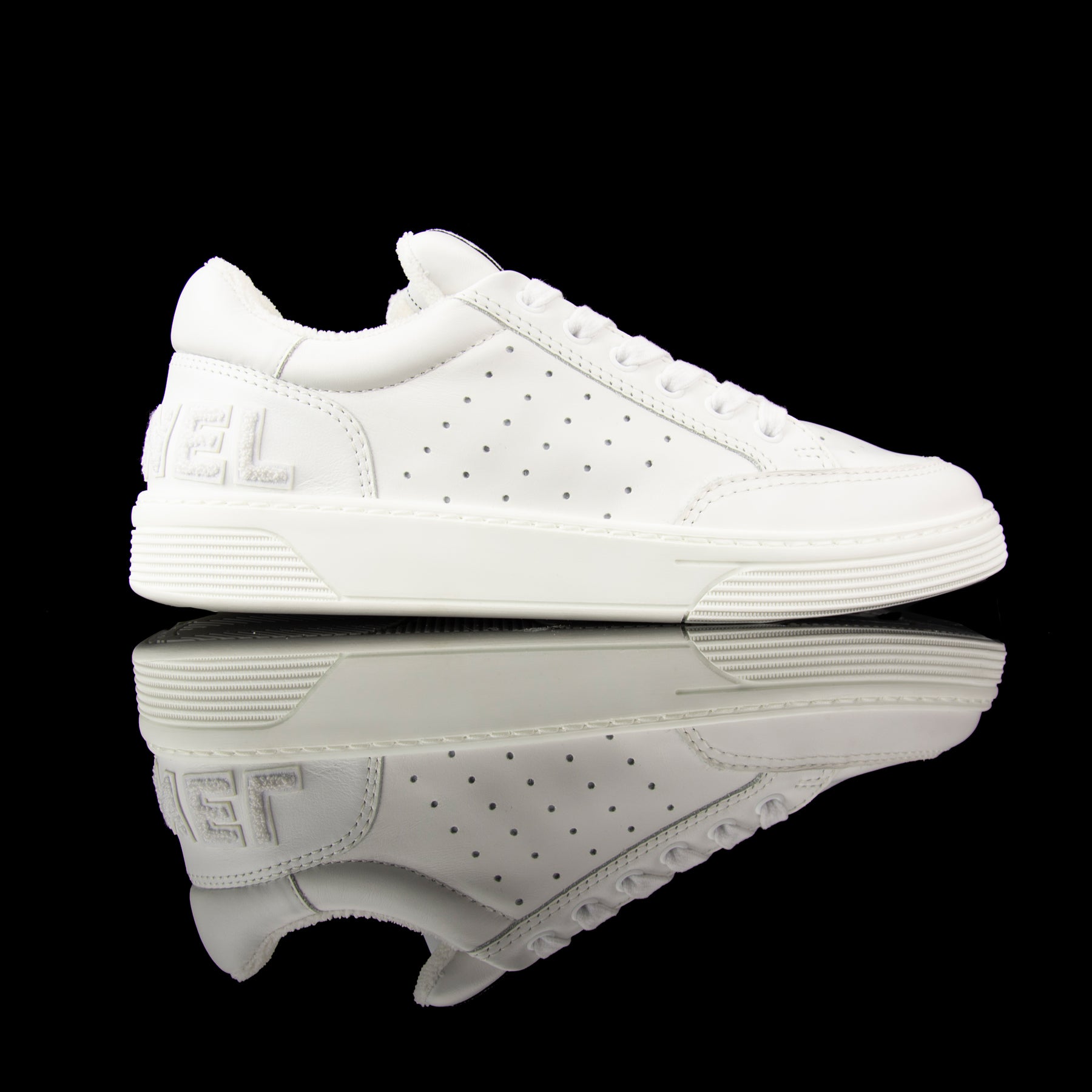 Chanel White Leather Sneakers with CC Logo. Insole length: approx. Size:  36.5.